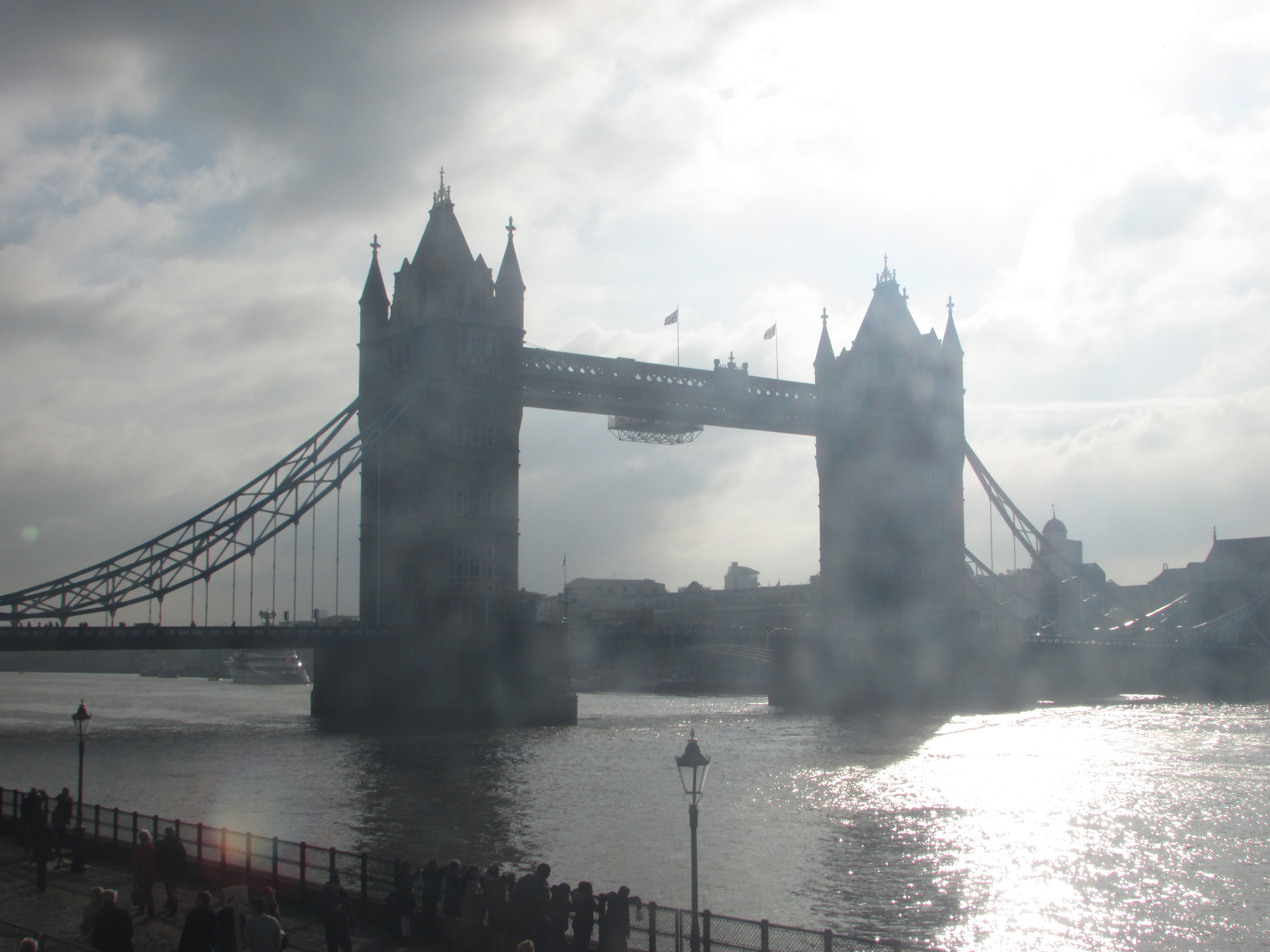 Tower Bridge à travers une vitre de la Tour de Londres